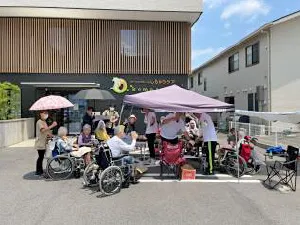 夏場、施設の外にタープテントを立ててお祭りの様子