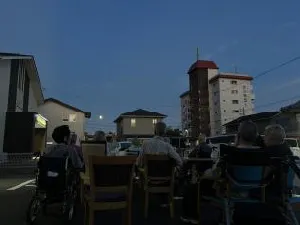 薄く暗くなった外で、みんなで夕涼み。